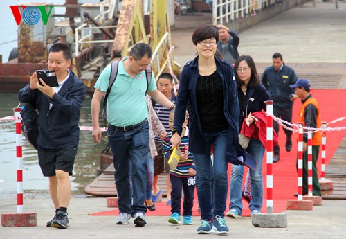 Quảng Ninh: Đón 2.500 khách du lịch tàu Costa Victoria "xông đất" - ảnh 1